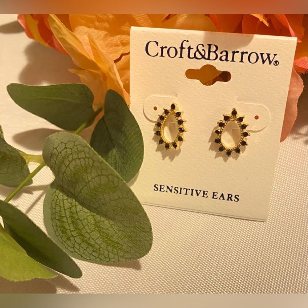 💥Croft&Barrow Gold Tone Tear Drop Dark red Crystal Stud Earrings 🎁